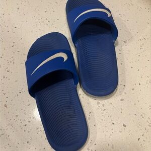 Royal Blue Nike Kawa Slides in kids’ size.
EU 36 / approx. 23 cm in length.